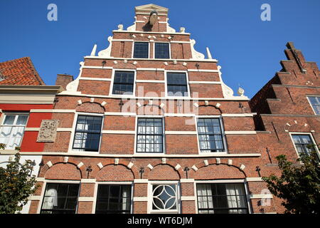 Die äußere Fassade des historischen Häusern mit Schnitzereien, auf Cattenhage Straße innerhalb der Festungsstadt Naarden, Niederlande Stockfoto