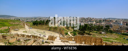 Ansicht der ovalen Forum und Cardo Maximus vom Tempel des Zeus in der alten Stadt von Jerash Stockfoto