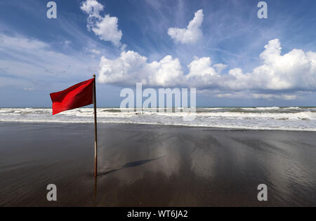 Rote Flagge für raue Meere an einem italienischen Strand. Stockfoto