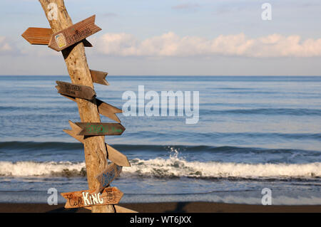Italien, Region Toskana. Holzschilder am Strand. Stockfoto