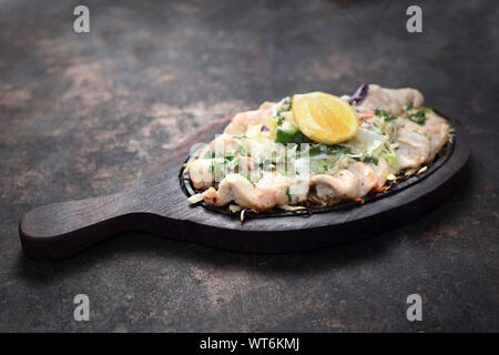 Huhn Malai Tikka auf ein warmes Gericht Stockfoto