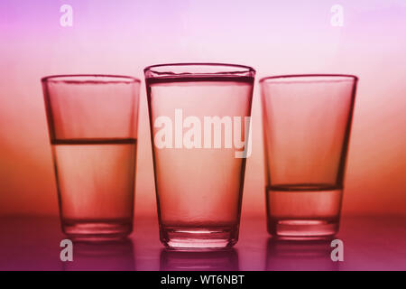 Studio shot von drei Gläser Alkohol mit unterschiedlichen Mengen jedes Stockfoto