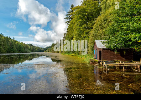 LOCH PARK ADVENTURE CENTER DRUMMUIR Moray in Schottland Das BOOTSHAUS UND DAS LOCH ÜBERLAUFEN MIT KANADISCHEN PONDWEED Elodea canadensis Stockfoto
