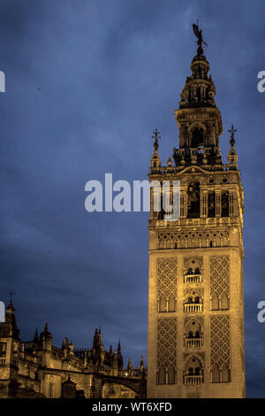 La Giralda Glockenturm in der Dämmerung, Sevilla, Spanien Stockfoto