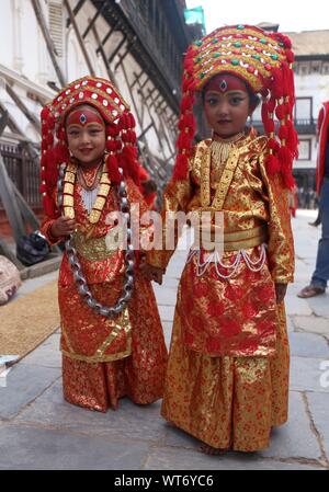 Kathmandu, Nepal. 11 Sep, 2019. Mädchen nehmen an der Messe Kumari Puja anlässlich der Indrajatra Festival in Kathmandu, Nepal, Sept. 11, 2019. Über 50 Mädchen nahmen an der Masse Kumari Puja für bessere Gesundheit und Wohlstand. Credit: Sunil Sharma/Xinhua Quelle: Xinhua/Alamy leben Nachrichten Stockfoto