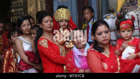 Kathmandu, Nepal. 11 Sep, 2019. Mädchen werden von ihren Müttern während der Messe Kumari Puja anlässlich der Indrajatra Festival in Kathmandu, Nepal, Sept. 11, 2019 durchgeführt. Über 50 Mädchen nahmen an der Masse Kumari Puja für bessere Gesundheit und Wohlstand. Credit: Sunil Sharma/Xinhua Quelle: Xinhua/Alamy leben Nachrichten Stockfoto