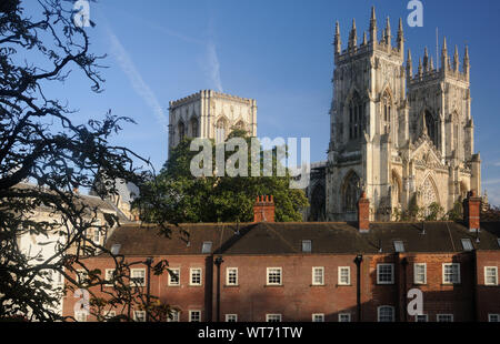 Die Kathedrale und Metropolitical Kirche St. Peter - häufiger als das York Minster bezeichnet - von der Stadtmauer, in York, Yorkshire, England Stockfoto