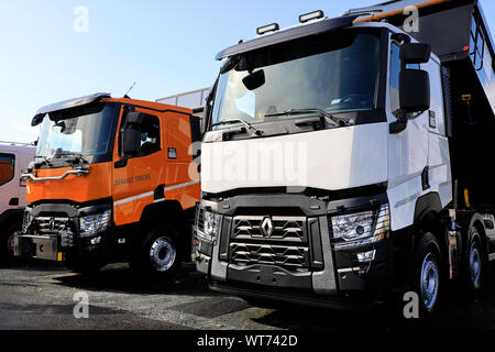 Hyvinkaa, Finnland. September 6, 2019. Renault Trucks C520 multi Achse heavy duty kippen Lkw für Erd- und Bauarbeiten auf Maxpo 2019. Stockfoto