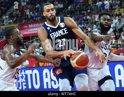 Dongguan, Guangdong Provinz Chinas. 11 Sep, 2019. Rudy Gobert (C) der Frankreich konkurriert im Viertelfinale zwischen den Vereinigten Staaten und Frankreich an der FIBA WM 2019 in Dongguan, Provinz Guangdong im Süden Chinas, Sept. 11, 2019. Credit: Zhu Zheng/Xinhua/Alamy leben Nachrichten Stockfoto