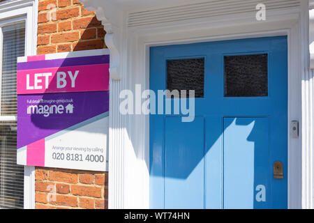 Lassen Sie durch die Anmeldung auf der Periode Cottage, High Street, Bushey, Hertfordshire, England, Vereinigtes Königreich Stockfoto