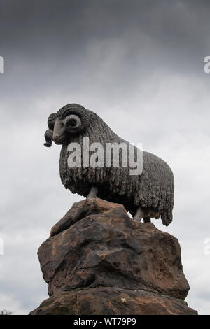 Colvin Brunnen Moffat Ram-Skulptur in der Mitte der Stadt von Moffat, Dumfries und Galloway, Schottland Stockfoto