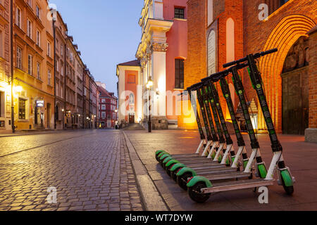 Elektroroller in die Warschauer Altstadt geparkt, Polen. Stockfoto