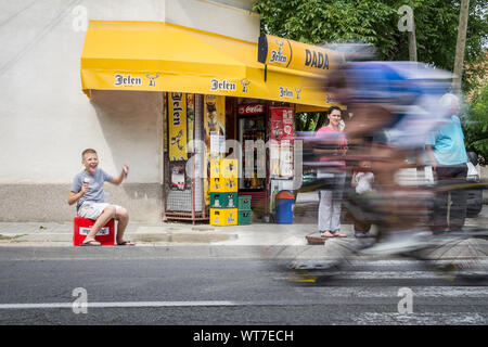 VRSAC, Serbien - Juni 20, 2015: Junge Kind, ein Junge, jubelnde professionelle Radfahrer mit ihren Rennen Fahrrad vorbei vor ihm mit einer Geschwindigkeit blu Stockfoto