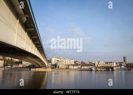 Belgrad, SERBIEN - November 23, 2014: Blick auf den Fluss Sava in Belgrad mit Brankov Die meisten Brücke auf der rechten Seite und das Hafenviertel von Savamal Stockfoto