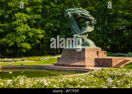 Morgen Sommer an Frederic Chopin Denkmal in Lazienki Park, Warschau, Polen. Stockfoto