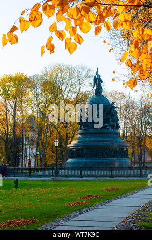 In Weliki Nowgorod, Russland - 17. Oktober 2018. Die bronzene Denkmal Millennium von Russland im Herbst Park in Weliki Nowgorod, Russland Stockfoto