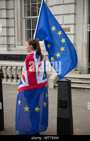 Anti-Brexit Unterstützer in der britischen und europäischen Flaggen außerhalb des Cabinet Office, Whitehall, London gesehen gekleidet. Stockfoto