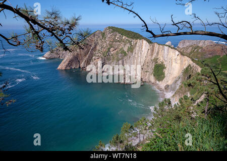 Malerische Aussicht auf den Strand und die Klippen von Playa del Silencio an einem sonnigen Tag, Oviedo, Asturien, im Norden Spaniens Stockfoto