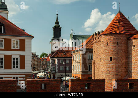 Die barbakane und Stadtmauer in Warschau, Polen. Stockfoto