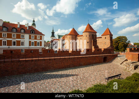 Die barbakane und Stadtmauer in Warschau, Polen. Stockfoto