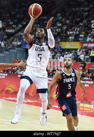 Dongguan, Guangdong Provinz Chinas. 11 Sep, 2019. Donovan Mitchell (L) der Vereinigten Staaten konkurriert im Viertelfinale zwischen den Vereinigten Staaten und Frankreich an der FIBA WM 2019 in Dongguan, Provinz Guangdong im Süden Chinas, Sept. 11, 2019. Credit: Xue Yubin/Xinhua/Alamy leben Nachrichten Stockfoto