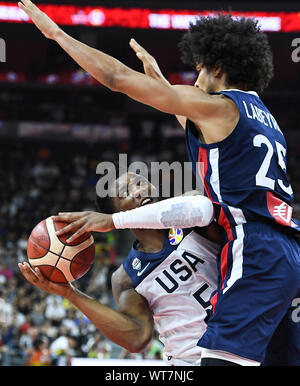 Dongguan, Guangdong Provinz Chinas. 11 Sep, 2019. Donovan Mitchell (L) der Vereinigten Staaten konkurriert im Viertelfinale zwischen den Vereinigten Staaten und Frankreich an der FIBA WM 2019 in Dongguan, Provinz Guangdong im Süden Chinas, Sept. 11, 2019. Credit: Xue Yubin/Xinhua/Alamy leben Nachrichten Stockfoto