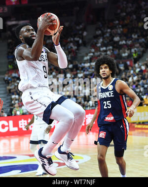 Dongguan, Guangdong Provinz Chinas. 11 Sep, 2019. Jaylen Braun (L) der Vereinigten Staaten konkurriert im Viertelfinale zwischen den Vereinigten Staaten und Frankreich an der FIBA WM 2019 in Dongguan, Provinz Guangdong im Süden Chinas, Sept. 11, 2019. Credit: Xue Yubin/Xinhua/Alamy leben Nachrichten Stockfoto