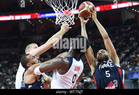 Dongguan, Guangdong Provinz Chinas. 11 Sep, 2019. Nicolas Batum (1. R) von Frankreich konkurriert im Viertelfinale zwischen den Vereinigten Staaten und Frankreich an der FIBA WM 2019 in Dongguan, Provinz Guangdong im Süden Chinas, Sept. 11, 2019. Credit: Xue Yubin/Xinhua/Alamy leben Nachrichten Stockfoto