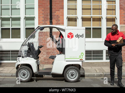 Kleine elektrische futuristische Transport van durch von der Firma dpd auf Londons Straßen gesehen, Luftqualität und effiziente Lieferung Service zu verbessern. Stockfoto