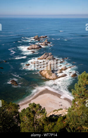 Luftaufnahme über den Klippen von Strand Playa de La Gueirúa an einem sonnigen Tag, Cudillero Asturien Spanien Stockfoto