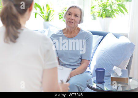 Talk Therapie Konzept: Ärztin sprechen mit Ihrer älteren Patienten über ihre Probleme während einer Beratung. Stockfoto