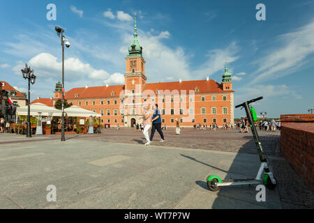 Sommer am Nachmittag im Royal Castle square in die Warschauer Altstadt, Polen. Stockfoto