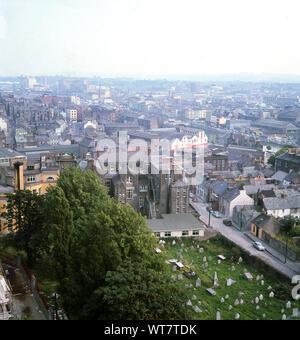 1960, historische, eine Ansicht von oben auf die Stadt Cork von Shandon Tower, Irland. In der Provinz Munster im Südwesten von Irland, Cork ist die zweitgrößte Stadt der Republik und hat eine Vielzahl von verschiedenen architektonischen Stilen: von mittelalterlich bis modern. Es ist die berühmteste Gebäude ist die Kirche Turm von Shandon, wo dieses Foto aufgenommen wird. Stockfoto