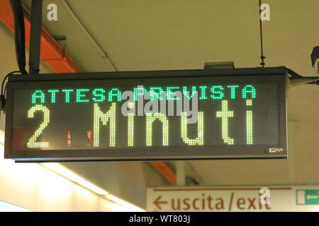 Mit der U-Bahn station Information zeigt die nächsten Regen zurückzuführen ist in 2 Minuten in Rom Italien zu gelangen Stockfoto