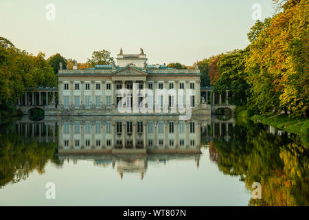 Sonnenaufgang am Schloss auf der Insel in Lazienki Park, Warschau, Polen. Stockfoto