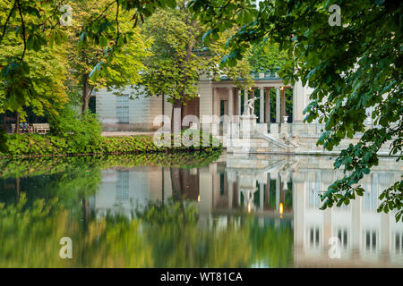 Sommer Abend im Schloss auf der Insel in Lazienki Park, Warschau, Polen. Stockfoto