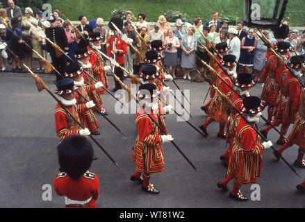 1960, Windsor, England, UK. Edle Reihenfolge der Strumpfband, Leute beobachten die Prozession statt als Yeoman Wachen match außerhalb der Burg zu Soko George's Kapelle für die jährliche Strumpfband Service. Im Jahre 1348 gegründet, ist sie die älteste Britische Rv. Stockfoto