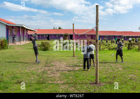 Imani Junior Academy, Nanyuki, Laikipia County, Kenia - 13. Juni, 2019: junge Schulkinder spielen Badminton in Feld bei Imani Junior Academy. Stockfoto