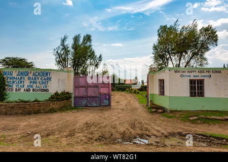 Imani Junior Academy, Nanyuki, Laikipia County, Kenia - 13. Juni 2019: Foto von haupttor Imani Junior Academy, in Nanyuki, Kenia an sonnigen d Stockfoto