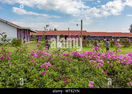 Imani Junior Academy, Nanyuki, Laikipia County, Kenia - Juni 13., 2019: Offene Foto von jungen Kindern spielen Volleyball in Feld bei Ima Stockfoto