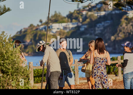 Schauspieler und Crew, darunter ein Sound Boom Operator nimmt eine Szene von Haus & entfernt Fernsehprogramm im Palm Beach, New South Wales, Australien Stockfoto