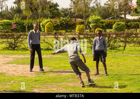 Imani Junior Academy, Nanyuki, Laikipia County, Kenia - Juni 13., 2019: Offene Foto der jungen Schule Kinder spielen Fußball in Feld bei Imani Stockfoto