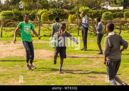 Imani Junior Academy, Nanyuki, Laikipia County, Kenia - Juni 13., 2019: Offene Foto der jungen Schule Kinder spielen Fußball in Feld bei Imani Stockfoto