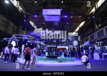 (190911) - Hangzhou, Sept. 11, 2019 (Xinhua) - die Leute besuchen eine Ausstellungsfläche von einem alten Kessel Fabrik in Hangzhou, der Hauptstadt der ostchinesischen Provinz Zhejiang, Sept. 11, 2019 umgewandelt. Die vierte Taobao Teekocher Festival, ein großes Ereignis Alibaba jedes Jahr präsentieren die neueste Kreation der jungen chinesischen Designer hält, wird von Sept. 12 bis 25 statt. Mehr als 1000 waren von rund 400 Taobao Geschäfte wird in diesem Fall ausgestellt werden. (Xinhua / Huang Zongzhi) Stockfoto