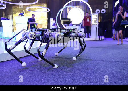 (190911) - Hangzhou, Sept. 11, 2019 (Xinhua) - Besucher sehen ein hexapod Roboter an eine Technologie Ausstellungsfläche aus einem alten Kessel Fabrik in Hangzhou, der Hauptstadt der ostchinesischen Provinz Zhejiang, Sept. 11, 2019 umgewandelt. Die vierte Taobao Teekocher Festival, ein großes Ereignis Alibaba jedes Jahr präsentieren die neueste Kreation der jungen chinesischen Designer hält, wird von Sept. 12 bis 25 statt. Mehr als 1000 waren von rund 400 Taobao Geschäfte wird in diesem Fall ausgestellt werden. (Xinhua / Huang Zongzhi) Stockfoto