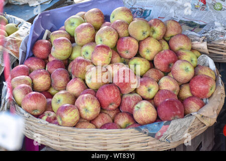 Apfel Obst auf den Markt Patuli schwimmenden Markt, Kolkata, Indien Stockfoto