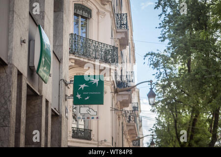 LYON, Frankreich - 13. JULI 2019: BNP Paribas Logo auf ihren wichtigsten Niederlassung in Lyon. BNP Paribas ist eine französische bank, einer der größten in Frankreich und in Europa Stockfoto