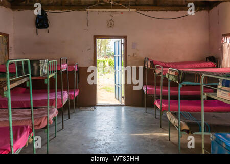 Imani Junior Academy, Nanyuki, Laikipia County, Kenia - 13. Juni 2019: Foto von Mädchen Schlafsäle im Imani Junior School in Kenia ohne Peop Stockfoto