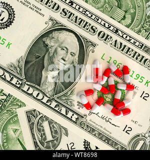Pille Kapseln auf einem Hintergrund von US-Dollar, medizinische Rechnungen, Kosten der Medizin oder Krankenversicherungskonzept Stockfoto