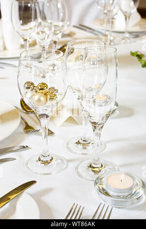 Weingläser und Champagner Flöte bei einer Hochzeit Tisch einstellen Stockfoto
